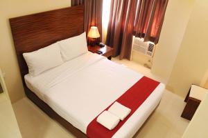 Uma cama ou camas num quarto em Sebastien Hotel