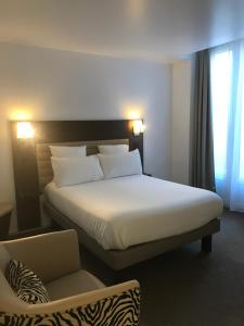 Postel nebo postele na pokoji v ubytování Hôtel & Appartements Monsigny