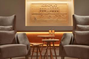 Uma área de estar em Mykonos Kosmoplaz Beach Resort Hotel