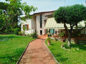 a house with a brick walkway in the yard at B&B Signora Minù in Perugia +17 photos