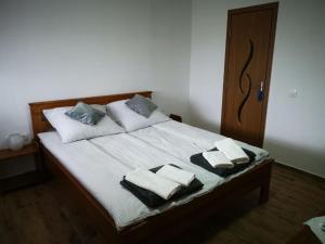 a bedroom with a bed with towels on it at Franc Llagami - Rooms - 2 in Vecsés