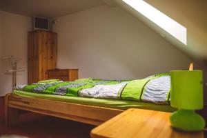 Postel nebo postele na pokoji v ubytování Penzion U Černého Potoka