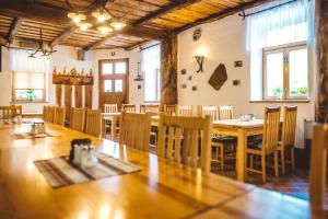 jadalnia z drewnianym stołem i krzesłami w obiekcie Penzion U Černého Potoka w mieście Nová Lhota