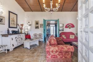 a living room with a couch and a chandelier at El Encanto in Villarrasa