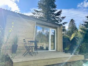 a patio with a table and chairs on a house at Hulen - Ro & Natur in Bindslev