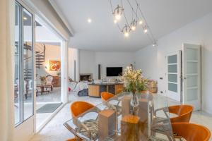 a dining room with a glass table and chairs at Villa Cela in El Masnou