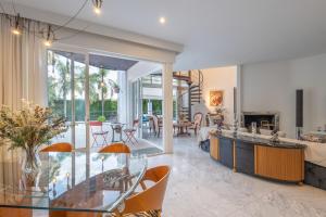 a kitchen and living room with a glass table at Villa Cela in El Masnou