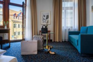 un soggiorno con un divano blu e una finestra di Hotel Boulevard a Costanza