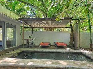 a house with a swimming pool and a pergola at Native Lodge et Spa in Mahébourg