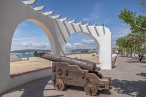 a statue of a cannon in front of a beach at Myholidayshome in Palamós