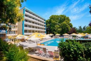 ein Hotel mit Pool, Liegestühlen und Sonnenschirmen in der Unterkunft Hotel Ammos Neptun in Neptun