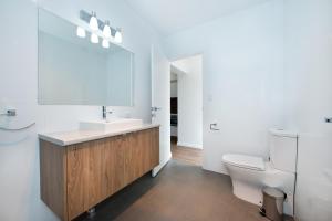 a bathroom with a sink and a toilet at Loxton Courthouse Apartments in Loxton +40 photos
