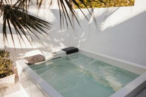 a hot tub in the corner of a house with a plant at Fronte Mare Polignano a Mare in Polignano a Mare