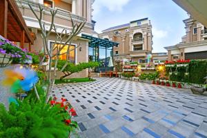 a courtyard of a building with flowers and plants at Creekside No.22 B&B in Jiali