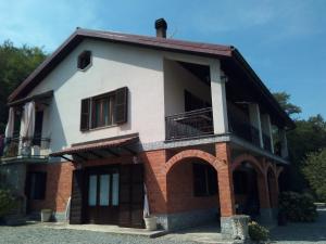 a house with a balcony on top of it at Casa Statiella in Acqui Terme