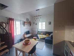 ein Wohnzimmer mit Sofa und Tisch in der Unterkunft Duplex studio Moulleau proche plage avec chambre en mezzanine in Arcachon