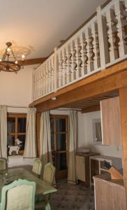 ein Wohnzimmer mit einem Tisch und einer Treppe in der Unterkunft Landhaus Alpenjuwel in St. Johann im Pongau