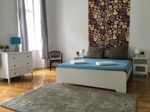ブダペストにあるBudget Apartment by Hi5-Rákoczi 24のベッドルーム1室(ログヘッドボード付きのベッド1台付)