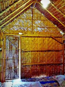 Cette chambre est dotée d'un mur en bois et d'un mur avec dans l'établissement Baan Pai Likit, à Pai