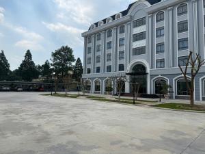 a large white building with a parking lot at Hotel T88 in Ấp Trảng