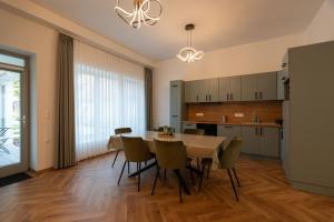 a kitchen and dining room with a table and chairs at Jancsó Apartman in Dunaföldvár