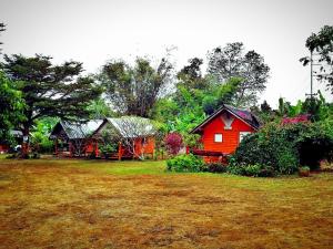 a group of small houses in a yard at Baan Pai Likit in Pai