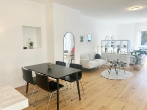 a living room with a black table and chairs at Feigenterrasse beim Semmering - Studio in Schlagl