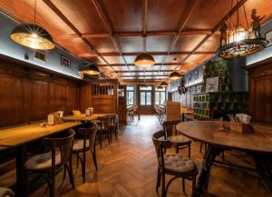 a restaurant with wooden floors and tables and chairs at Modernes Apartment im Herzen der Ravensburger Altstadt in Ravensburg