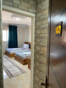 Giường trong phòng chung tại Pyramids Crypt Hotel