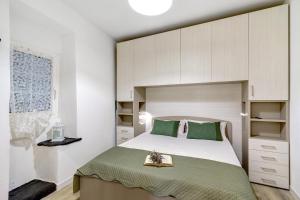 a bedroom with a large bed with green pillows at Il Timone e L'Ulivo in Moneglia