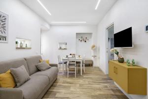 a living room with a couch and a table at Il Timone e L'Ulivo in Moneglia