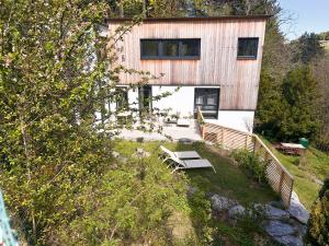 a house with a bench in front of it at Feigenterrasse beim Semmering - Studio in Schlagl