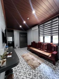 a living room with a couch and a table at Bông Phố Cổ Homestay in Ninh Binh