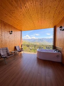 a large bath tub in a room with a view at Villa Kapreshumi in Itʼkhvisi