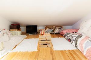 a living room with a couch and a tv at Océan Alegria – Conciergerieland in Léon