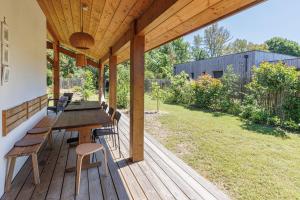 a wooden deck with a table and chairs on it at Océan Alegria – Conciergerieland in Léon