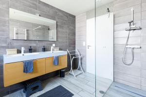 a bathroom with a sink and a shower at Océan Alegria – Conciergerieland in Léon +16 photos