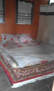 Una cama deshecha en una habitación con ventana en Baan Pai Likit, en Pai