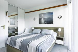 a bedroom with a large bed in a room at Entre Foret et Ocean in Moliets-et-Maa +35 photos