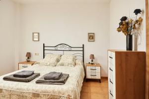 a bedroom with a bed with two night stands and two lamps at Casa Emilia in Baeza