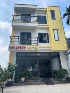 a building with a sign for a hotel at Đức Quỳnh Hotel in Ninh Binh