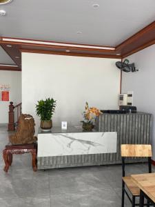 a lobby with a large white wall and a table at Đức Quỳnh Hotel in Ninh Binh