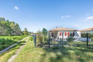 a fence in front of a house at Villa Bourdaines - Conciergerieland in Vielle-Saint-Girons