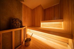 eine Sauna mit Holzwänden und Holzboden in der Unterkunft Hotel Global View Iwaki in Iwaki