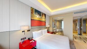 Giường trong phòng chung tại Radisson Blu Faridabad