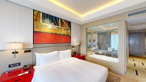 Giường trong phòng chung tại Radisson Blu Faridabad +112 ảnh