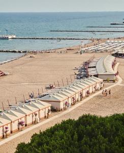a beach with buildings and people on the beach at Villetta Gloria in Venice-Lido