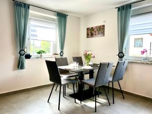 a dining room with a table and chairs at Gästehaus Trockau in Pegnitz