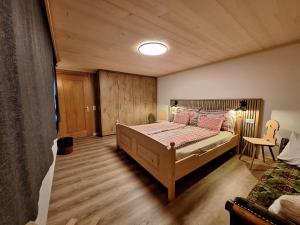 a bedroom with a bed with pink pillows on it at Mattihus in Sankt Stephan