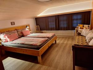 a bedroom with two beds and a window at Mattihus in Sankt Stephan